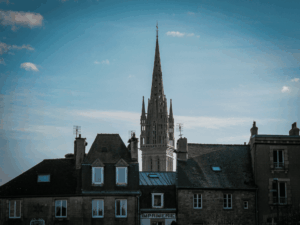 Vue sur les toits de Saint-Pol-de-Léon et le clocher de la chapelle Notre-Dame du Kreisker, Finistère, Bretagne