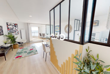 LARMOR PLAGE – APPARTEMENT T3 RENOVE de 63m² TERRASSE VUE MER AVEC ASCENSEUR ET GARAGE