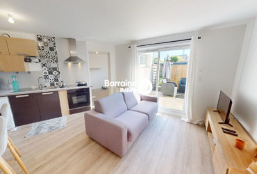 EXCLUSIVITE AGENCE – APPARTEMENT T3 RENOVE DE PLAIN PIED VENDU MEUBLE AVEC JARDIN TERRASSE  ET PARKING PRIVE