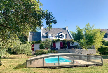 PLOEMEUR – MAISON NON MITOYENNE SUR TERRAIN CONSTRUCTIBLE de 1500m² AVEC PISCINE ET SOUS SOL