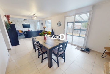 A VENDRE   GUILERS CENTRE BOURG  MAISON   4 CHAMBRES   SOUS-SOL   VERANDA   JARDIN