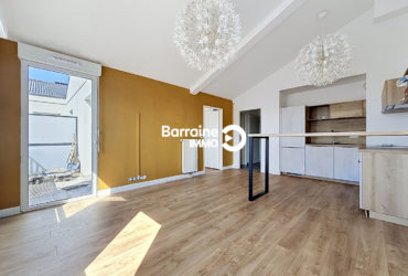 Appartement T2 à louer au dernier étage à Lorient avec balcon et parking