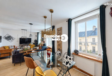 BOURG DE MOELAN – IMMEUBLE  DE RAPPORT COMPOSE D&rsquo;UN COMMERCE ET 2 APPARTEMENTS