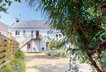 A VENDRE – BARRAINE IMMO – IMMEUBLE LOCAL ET DEUX T3 – PORSPODER – 200m DE LA PLAGE