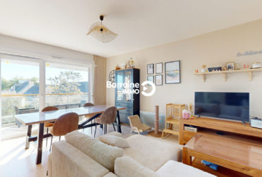 BARRAINE IMMO – A VENDRE EN EXCLUSIVITE : T3 dernier étage avec balcon et double stationnement à Guilers – Réf : PZ00393-TH