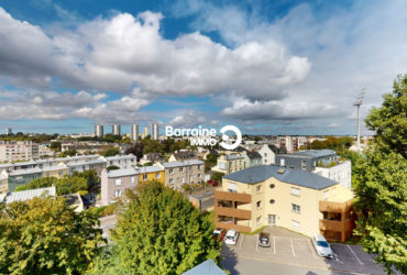 EXCLUSIVITÉ MENEZ-PAUL : DERNIER ÉTAGE, APPARTEMENT T4 – ASCENSEUR – DEUX BALCONS ET PARKING