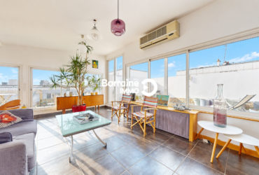 Appartement  RARE SUR LE MARCHE -type LOFT 5 pièces dernier étage à Lorient : charme des années 60 et terrasse ensoleillée